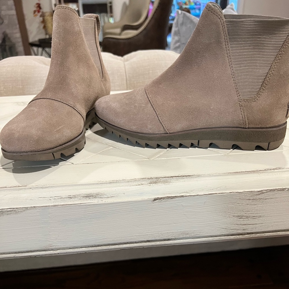 Brand New Sorel Womens booties size 6